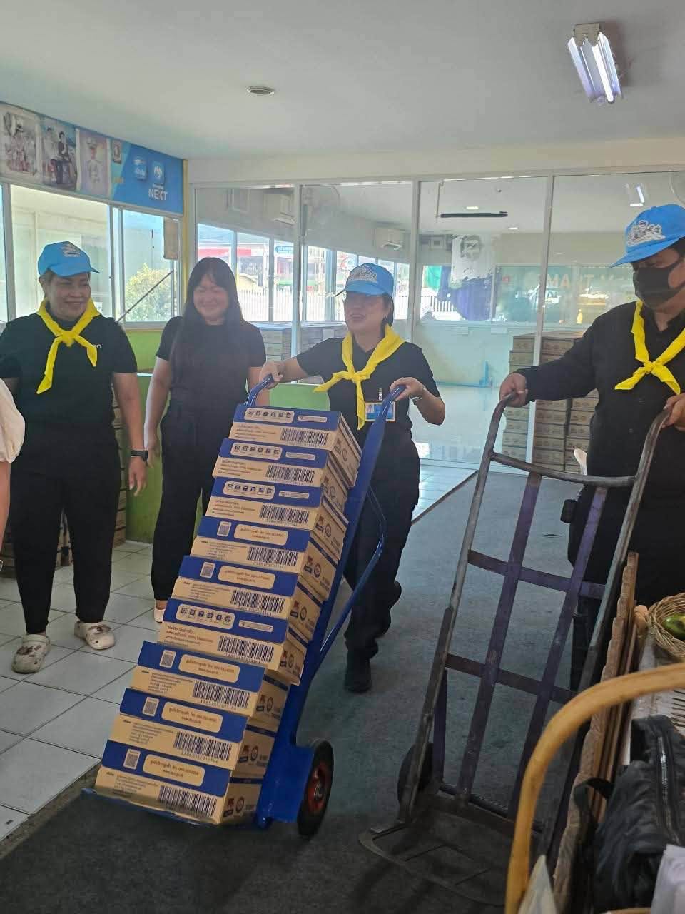 title - ส.ป.ก. ร่วมภารกิจขนส่ง “นม” UHT ไทย เดนมาร์ค จำนวน 6,000 กล่อง เพื่อช่วยเหลือประชาชนผู้ประสบภัยน้ำท่วมในพื้นที่กรุงเทพฯ และปริมณฑล